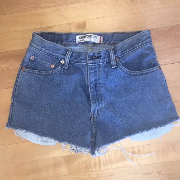 Levi’s Cut-Off Jean Shorts - Picture 3 of 5
